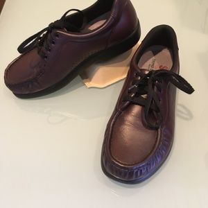 SAS womens shoes in wine, size 9W
